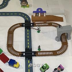 Paw Patrol Ensemble de Piste Mega Roll Patrol de Adventure Bay avec Train Fonctionnel et Coureurs