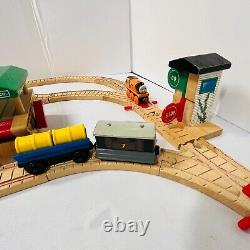 Set de train en bois Thomas & Friends Railway avec rails, pont, grue, cabane LIRE