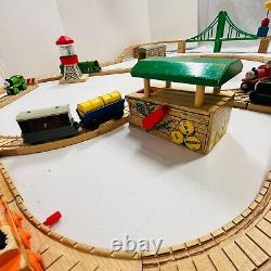 Set de train en bois Thomas & Friends Railway avec rails, pont, grue, cabane LIRE