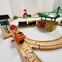 Set de train en bois Thomas & Friends Railway avec rails, pont, grue, cabane LIRE