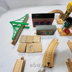 Set de train en bois Thomas & Friends Railway avec rails, pont, grue, cabane LIRE