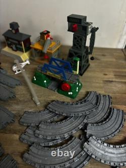 THOMAS LE TANK ENGINE Ensemble de rails en plastique gris, bâtiments, lot en vrac