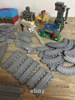 THOMAS LE TANK ENGINE Ensemble de rails en plastique gris, bâtiments, lot en vrac