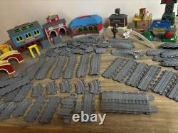 THOMAS LE TANK ENGINE Ensemble de rails en plastique gris, bâtiments, lot en vrac