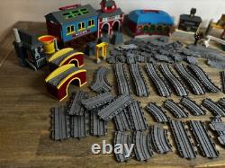 THOMAS LE TANK ENGINE Ensemble de rails en plastique gris, bâtiments, lot en vrac
