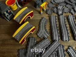 THOMAS LE TANK ENGINE Ensemble de rails en plastique gris, bâtiments, lot en vrac