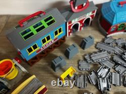 THOMAS LE TANK ENGINE Ensemble de rails en plastique gris, bâtiments, lot en vrac