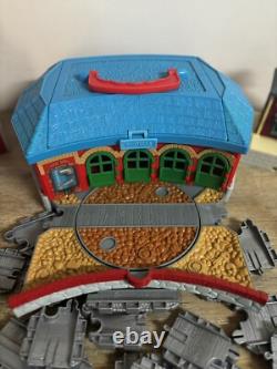 THOMAS LE TANK ENGINE Ensemble de rails en plastique gris, bâtiments, lot en vrac