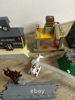 THOMAS LE TANK ENGINE Ensemble de rails en plastique gris, bâtiments, lot en vrac THOMAS LE TANK ENGINE Ensemble de rails en plastique gris, bâtiments, lot en vrac