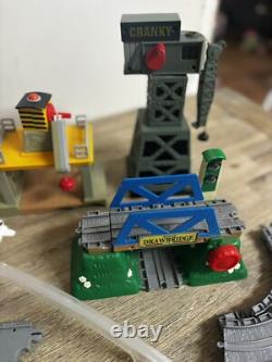 THOMAS LE TANK ENGINE Ensemble de rails en plastique gris, bâtiments, lot en vrac