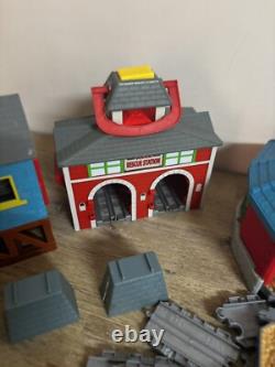 THOMAS LE TANK ENGINE Ensemble de rails en plastique gris, bâtiments, lot en vrac