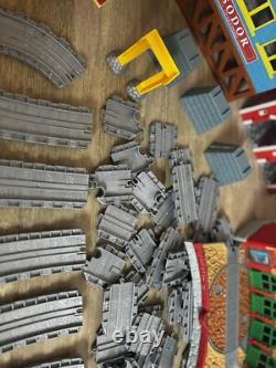 THOMAS LE TANK ENGINE Ensemble de rails en plastique gris, bâtiments, lot en vrac