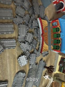 THOMAS LE TANK ENGINE Ensemble de rails en plastique gris, bâtiments, lot en vrac