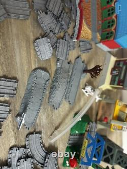 THOMAS LE TANK ENGINE Ensemble de rails en plastique gris, bâtiments, lot en vrac