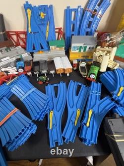 TOMY Thomas et ses amis Ensemble ultime Route et Rail Cranky Harold Percy Lot