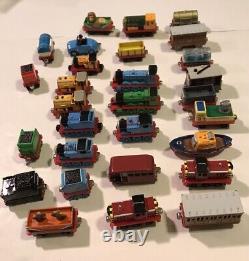 Thomas le Train - Ensemble de 29 trains et accessoires Thomas et ses amis - 80 pièces de rail