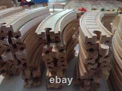 Thomas le Train et ses amis Lot énorme de voitures, de rails et de bâtiments en bois de chemin de fer