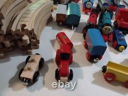 Thomas le Train et ses amis Lot énorme de voitures, de rails et de bâtiments en bois de chemin de fer