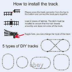Train électrique pour enfants avec télécommande, circuit autour du sapin de Noël.