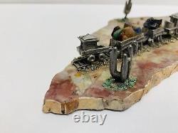 Vieux Train Miniature D'étain Avec Piste Diorama Sur Le Rocher
